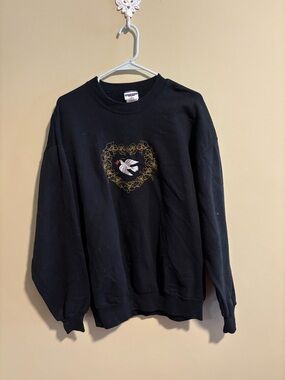 Vintage Embroidered Dove And Heart black Jerzees crewneck sweatshirt- XL